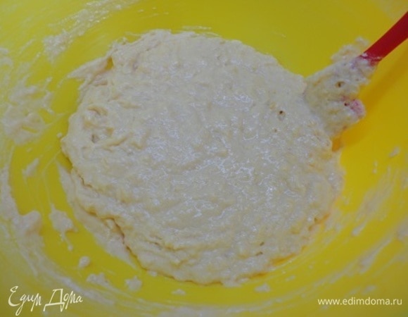 Яично-масляную смесь соединить с лимоном и просеянной мукой с содой. Перемешать.
