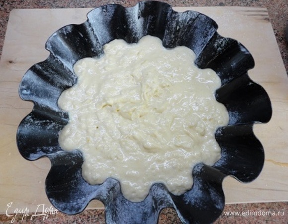 Форму смазать сливочным маслом и посыпать мукой. Выложить тесто и выпекать 35–40 минут при температуре 190°C.