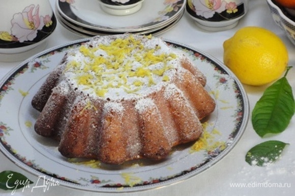 Готовый пирог украсить сахарной пудрой и цедрой лимона.
