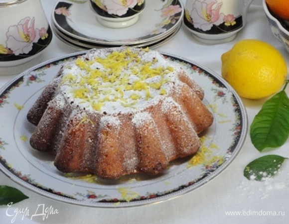 Готовый пирог украсить сахарной пудрой и цедрой лимона.