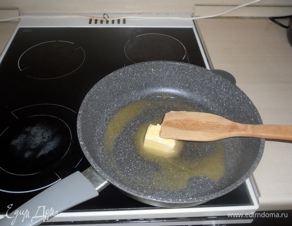 Для соуса: в глубокой сковороде растопить сливочное масло.
