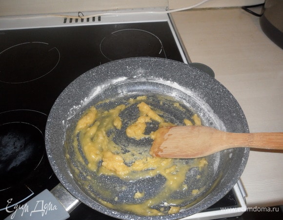 Добавить муку и прожарить ее пару минут.