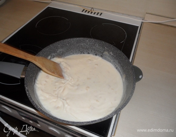 Небольшими порциями влить в сковороду молоко и, постоянно перемешивая, прогреть на небольшом огне до тех пор, пока мука полностью не растворится и соус не станет однородным.
