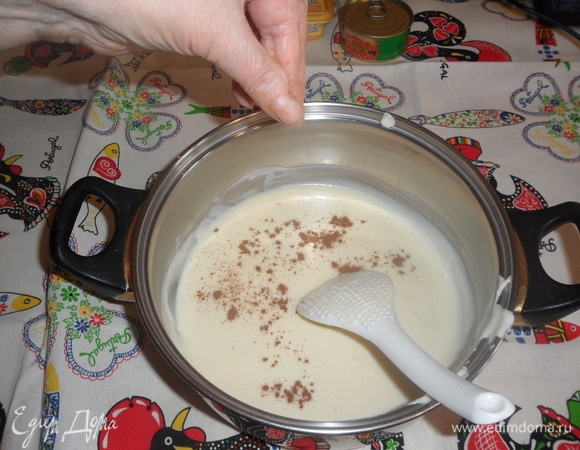 Снять сковороду с огня, добавить мускатный орех, все перемешать и немного остудить.