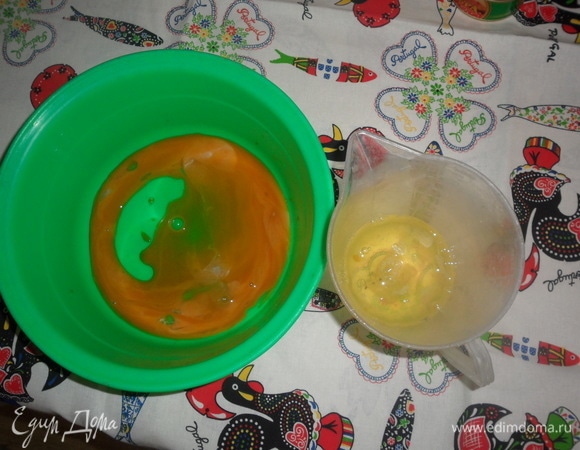 Белки отделить от желтков.