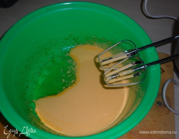 Желтки взбить в плотную массу.