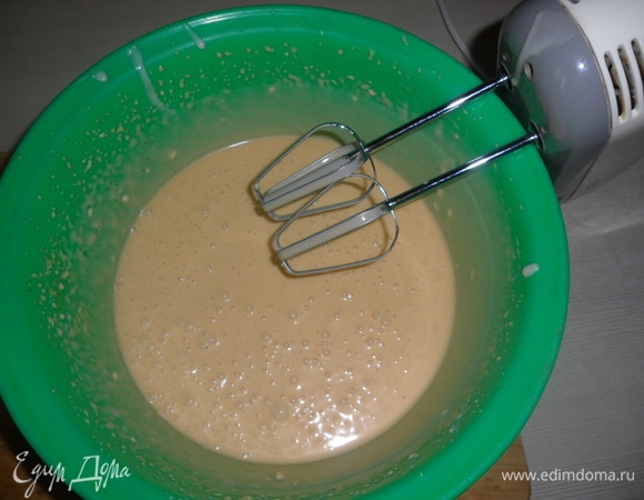 Добавить сливочный сыр и взбить все миксером в однородную массу.