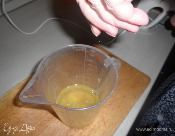 Белки посолить и взбить в крепкую пену.