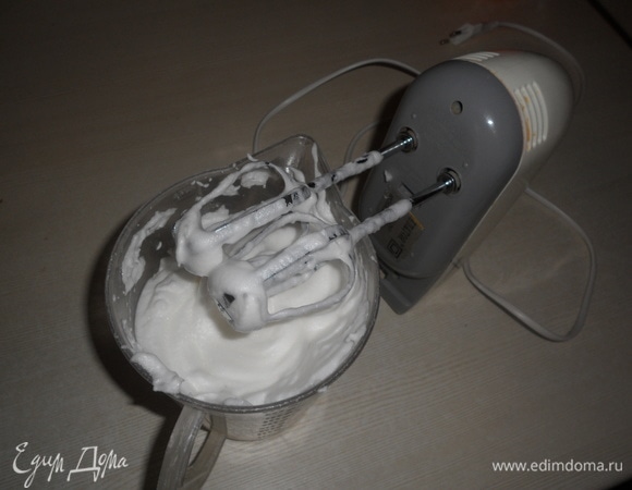 Половину взбитых белков соединить с суфле, затем ввести оставшиеся белки и все вымешать.