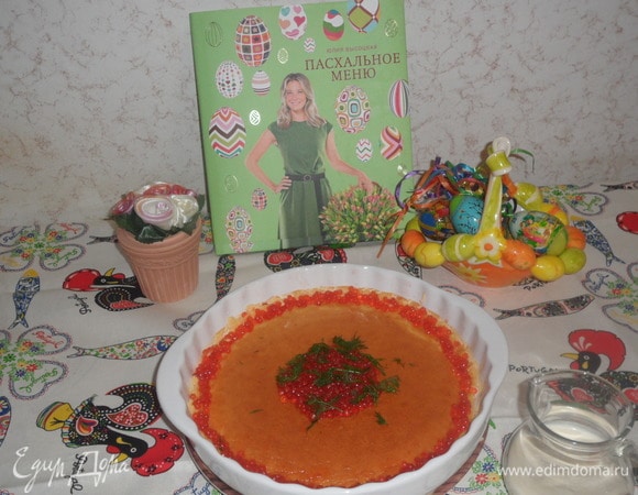 Укроп мелко порубить и посыпать им готовое суфле. Разложить на суфле красную икру и подавать.