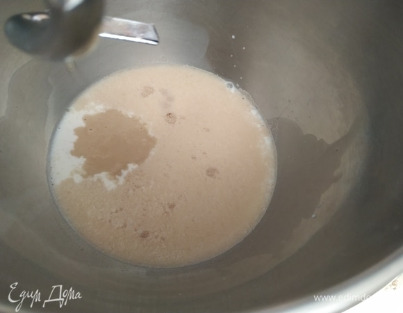 Для начинки: яблоки очистите, нарежьте любыми удобными кусочками и потушите на сковороде с добавлением сливочного масла. Сахар и корицу добавляйте по вкусу. Готовим опару: в теплую воду добавляем сахар, дрожжи (можно заменить на 20 г свежих) и 2 ст. л. муки. Перемешать и оставить на 10 минут. Добавляем ожившую опару в теплое молоко.