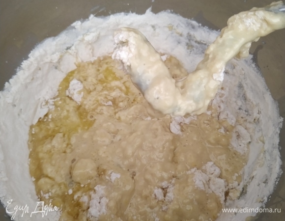 Добавляем яйца и соль и начинаем замес, добавляя по очередности муку и растопленное сливочное масло, смешанное с растительным.