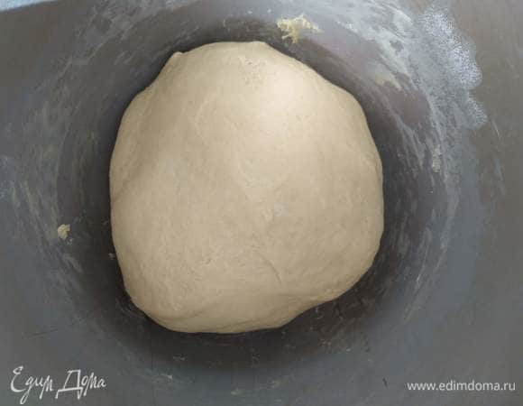 Хорошенько замешиваем тесто, оно будет мягким, но не будет липнуть к рукам. Накрываем полотенцем и даем подойти (примерно 1,5 часа).