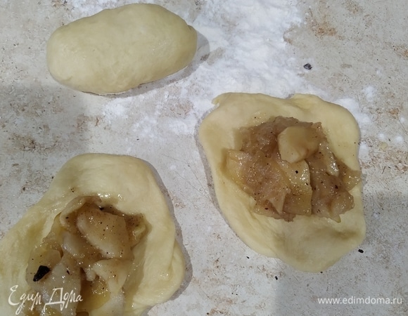 Делим тесто на кусочки, расправляем руками, выкладываем начинку и формируем пирожки. Как я писала выше, можно приготовить пироги или рулеты!