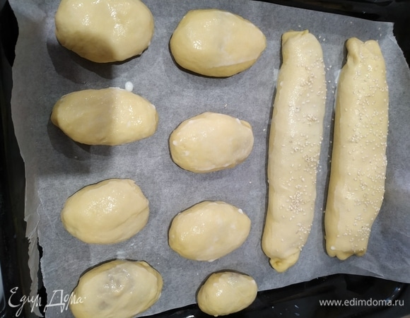 Выкладываем на противень, застеленный пергаментом. Накрываем полотенцем и даем подойти 15 минут. Смазываем или желтком, или молоком — по желанию. И отправляем выпекаться при температуре 190–200°C до золотистого цвета.