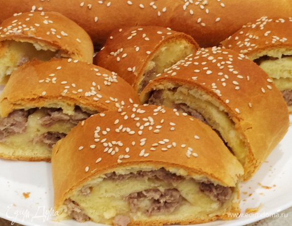 А это рулет с мясной начинкой. Приятного аппетита!