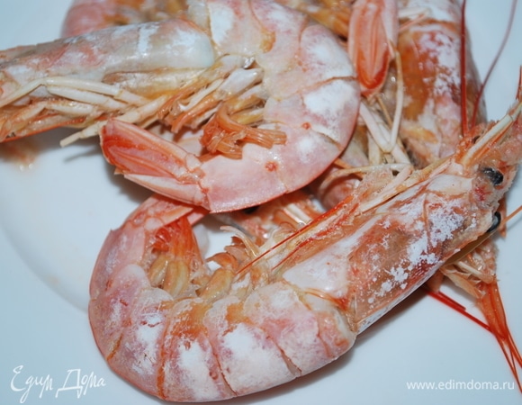 Достаньте креветки из бульона и очистите их. Рыбный бульон посолите по вкусу. Проварите рыбу еще 2 минуты, шумовкой переложите рыбу на тарелку. Бульон сохраните. Когда филе остынет, разделите его на небольшие кусочки, если есть необходимость, удалите кости.