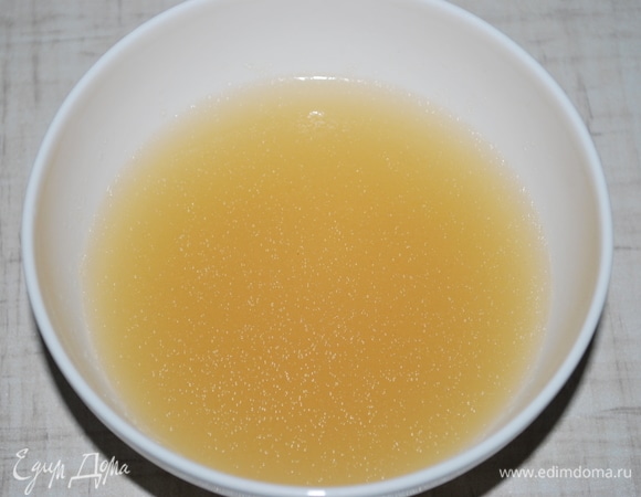 Желатин залейте рыбным бульоном (140 г). Когда он набухнет, поставьте его на огонь и доведите до кипения, но не кипятите.