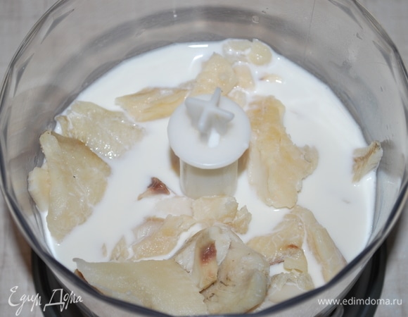 Филе рыбы поместите в блендер, взбейте вместе со сливками, добавьте лимонный сок.