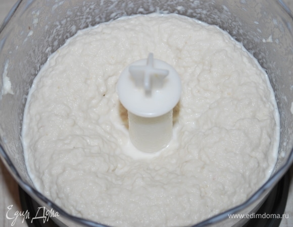 Добавьте к рыбному муссу желатиновую смесь. Взбейте все вместе до пышного состояния. Посолите по вкусу. Отложите 2 столовые ложки мусса.