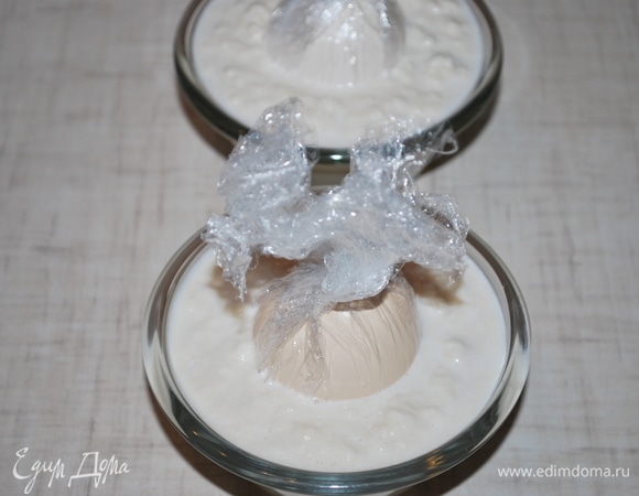 Поместите в середину каждой формочки по яйцу, вдавив его в мусс. Поставьте мусс в холодильник на 40–50 минут.