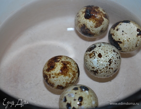 Сварите вкрутую перепелиные яйца, очистите их от скорлупы.