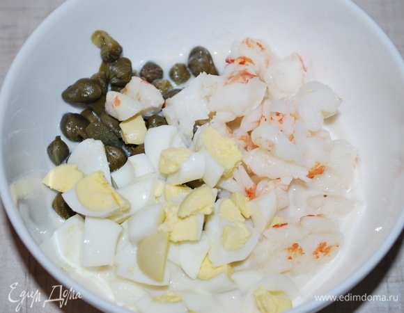 Для начинки нарежьте 4 креветки (2 оставьте для украшения), нарежьте 3 перепелиных яйца (2 оставьте для украшения), добавьте каперсы и мусс, который мы отложили (2 столовые ложки).