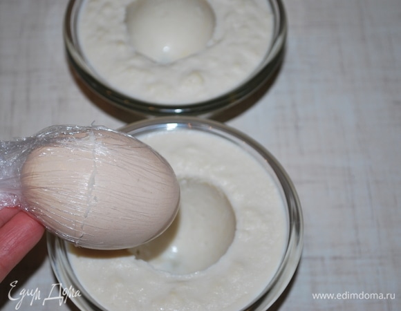 Достаньте из холодильника формы с муссом, уберите куриные яйца.