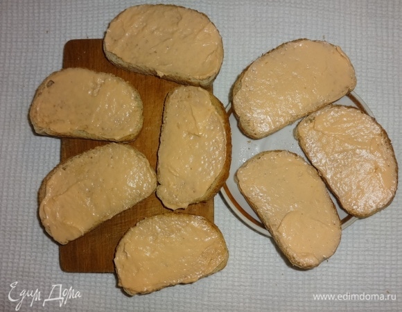 Намазать кусочки хлеба плавленым сыром.