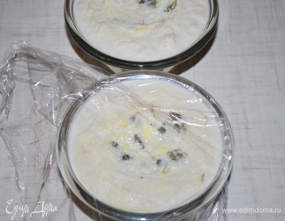 Разровняйте начинку, закройте пищевой пленкой и уберите в холодильник на 30 минут.