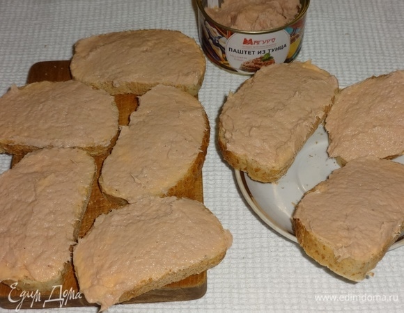 Кусочки батона намазать паштетом из тунца.