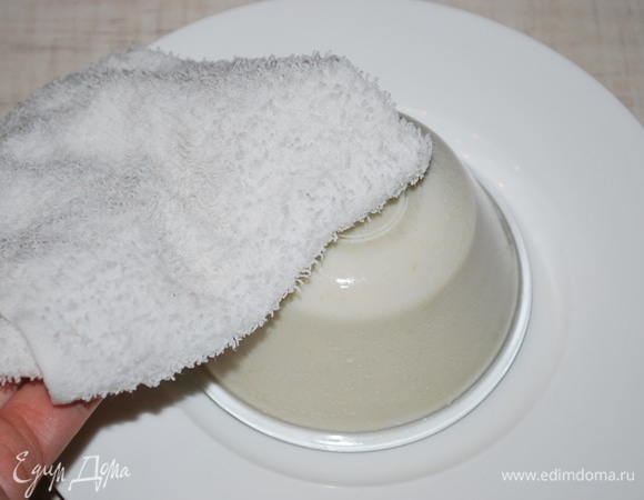 Когда мусс застынет, извлеките его из формы, перевернув на тарелку, можно положить сверху нагретое полотенце на несколько минут.