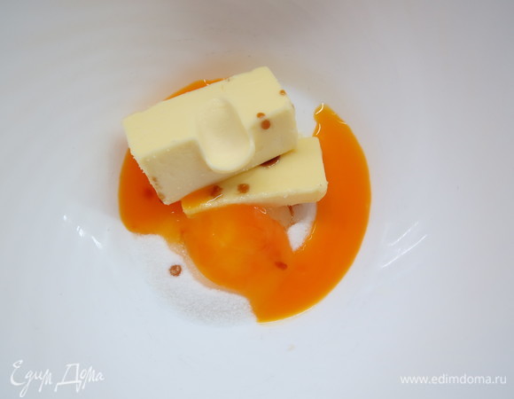 Готовим песочное тесто. В чашу миксера поместить сахар, масло, желток и экстракт ванили.