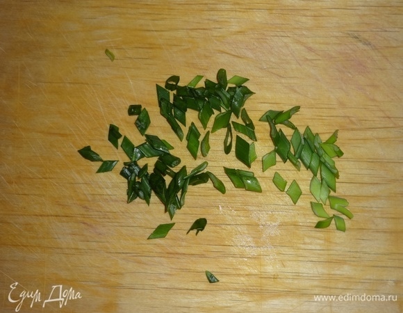 Зеленый лук вымыть, обсушить, мелко нарезать.