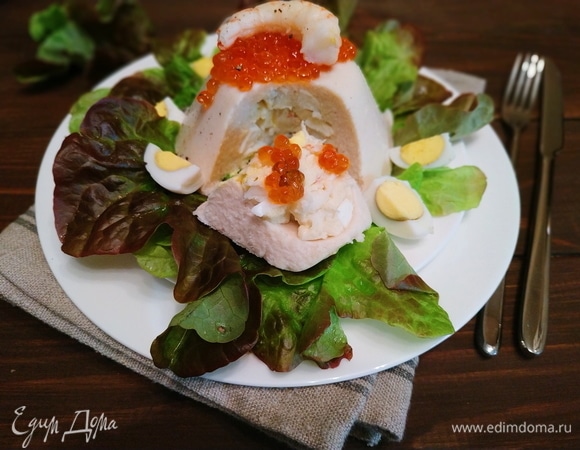 Мусс украсьте сверху красной икрой, креветками и перепелиными яйцами. Приятного аппетита.