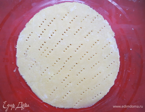 Всыпать просеянную муку и замесить однородное гладкое тесто. Скатать шар из теста, немного приплющить сверху, формируя лепешку, убрать минимум на 30 минут в холодильник. Рабочую поверхность посыпать мукой. Холодное тесто раскатать в круг толщиной 3 мм и диаметром 20 см.