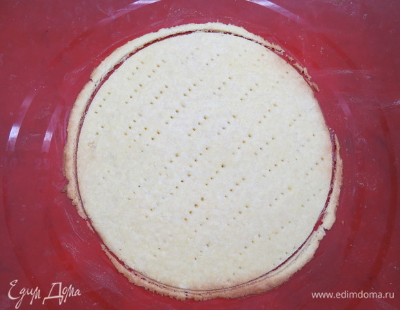 В качестве трафарета можно использовать кольцо от формы. Тесто наколоть вилкой и выпекать при 190°C около 10 минут. Горячий корж подровнять по трафарету.