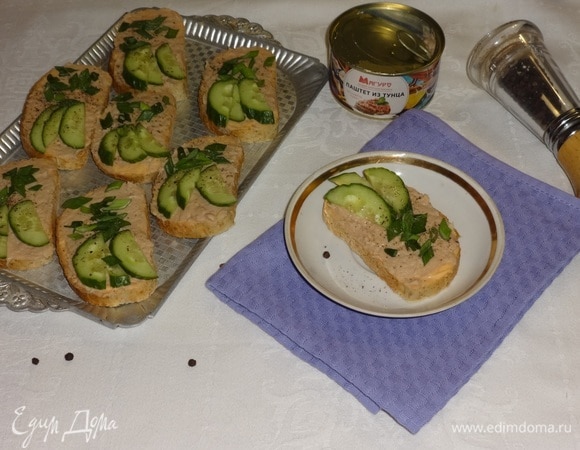 Выложить тосты на блюдо, приправить свежемолотым перцем и подать к столу. Угощайтесь! Приятного аппетита!