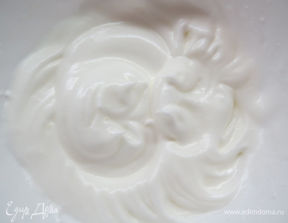 Белки взбить в пену. Постепенно всыпать 45 г сахара и взбить до жестких пиков, аккуратно ввести меренгу в желтковую массу.