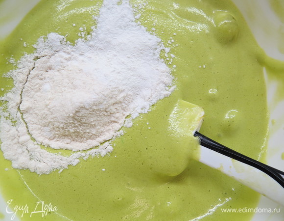 Затем ввести муку и аккуратно вымесить тесто спатулой.