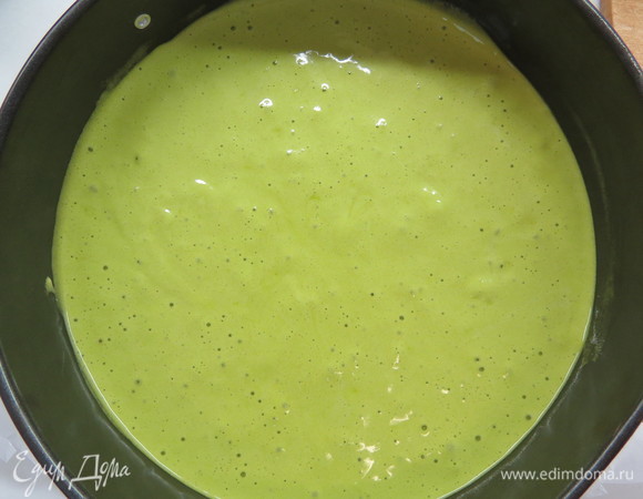 Форму для выпечки диаметром 20 см застелить бумагой для выпечки. Выпекать в духовке, разогретой до 190°C, около 25 минут. Готовый корж при легком нажатии на него пальцем «пружинит» обратно. Дать остыть и освободить корж из формы.