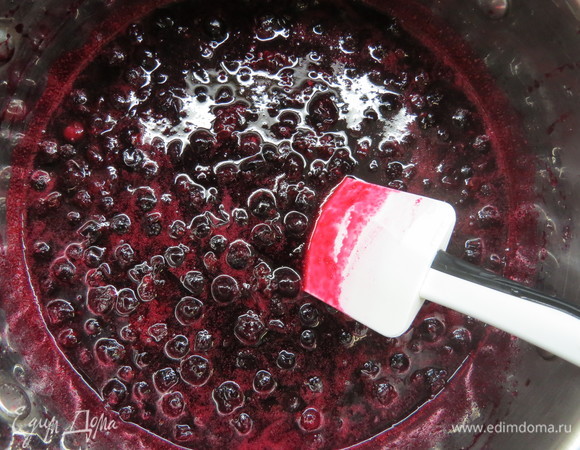 Варить на медленном огне до тех пор, пока смородина не станет мягкой, обычно требуется 5–7 минут.