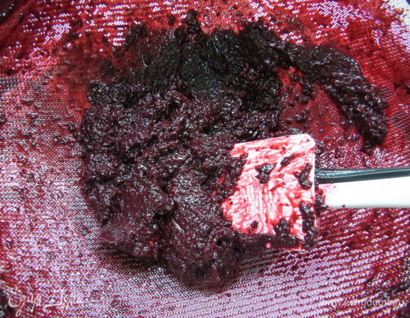 Пюрировать смесь, затем пропустить через сито.