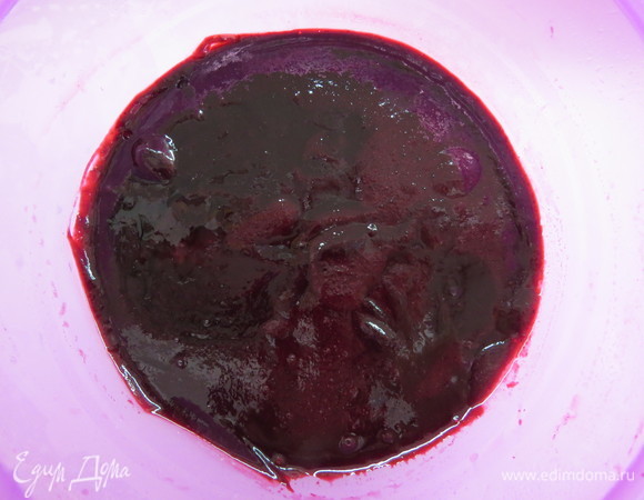 Полученное смородиновое пюре разделить в следующей пропорции: 30 мл — для сборки торта, 30 мл — для глазури, примерно 180 мл — для мусса.