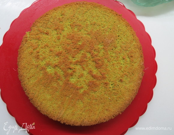 На джем положить круг фисташкового бисквита.