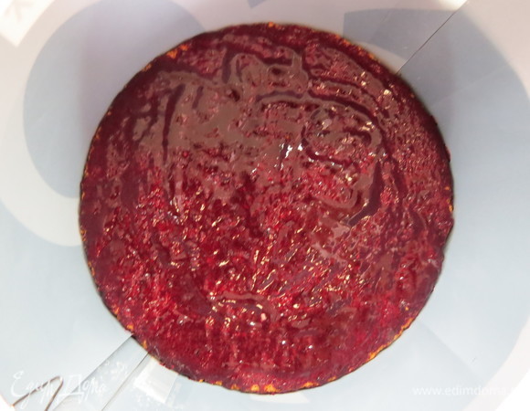 Смешать черносмородиновое пюре с ликером. Пропитать этой смесью фисташковый бисквит, дать жидкости впитаться. Торт удобнее всего собирать в кольце, бока проложить плотной ацетатной пленкой.