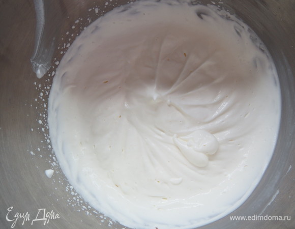 Готовим черносмородиновый мусс. Охлажденные сливки взбить до мягких пиков, убрать в холодильник. Желатин замочить в воде до набухания.