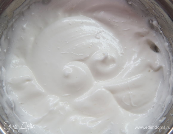 Белки смешать с сахаром и нагревать на водяной бане до растворения сахара, постоянно взбивая, чтобы белки не сварились. Убрать кастрюлю с водяной бани и продолжать взбивать до полного остывания и появления жестких пиков.