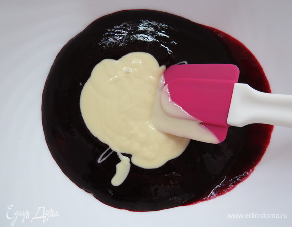 Растопленный белый шоколад подмешать к черносмородиновому пюре.