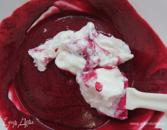 Желатин растопить и подмешать к теплому черносмородиновому пюре. Ввести черносмородиновую массу в остывшую белковую. Аккуратно спатулой подмешать сливки.